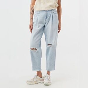 CLOSED PEARL PANTS LIGHT WASH DISTRESSED C91050-15A-5T